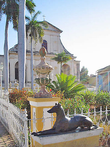 Kirche mit Statue Foto 